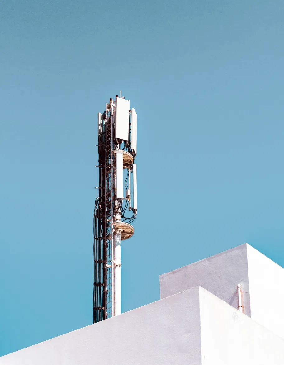 Ein ISP (Internetdienstanbieter) Turm, der hinter einem Gebäude sichtbar ist.