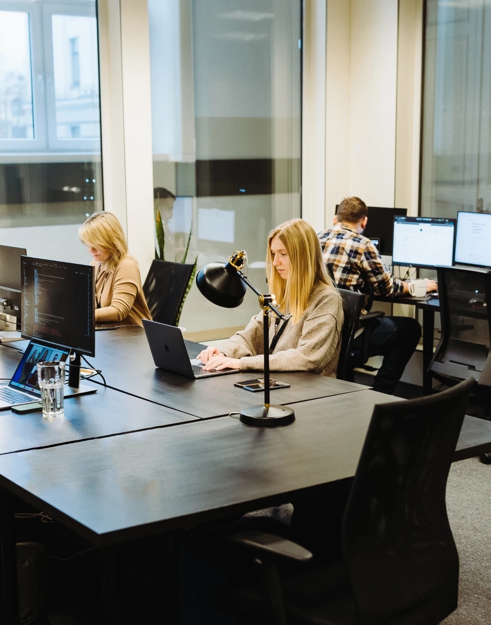 Equipo profesional de QA trabajando en un entorno de oficina moderno