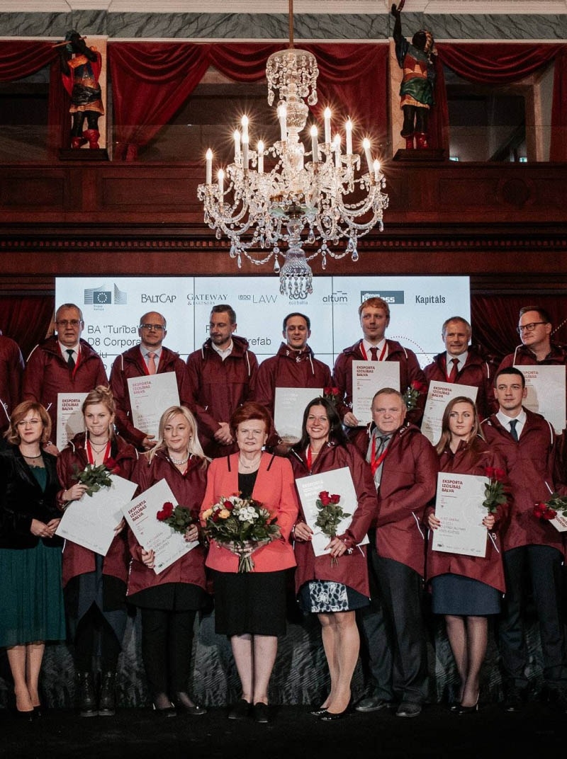 Attēls, kurā redzami Latvijas Eksportētāju asociācijas “The Red Jackets” Eksporta izcilības balvas “European Software Testing Awards 2017” saņēmēji.