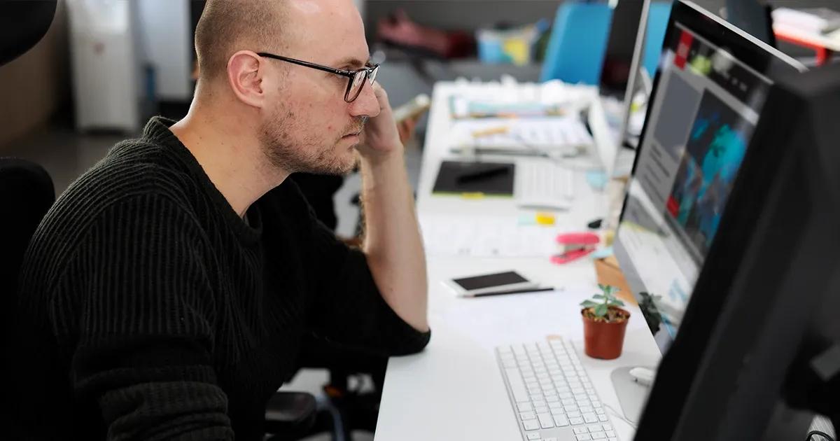 Man looking at a computer screen.