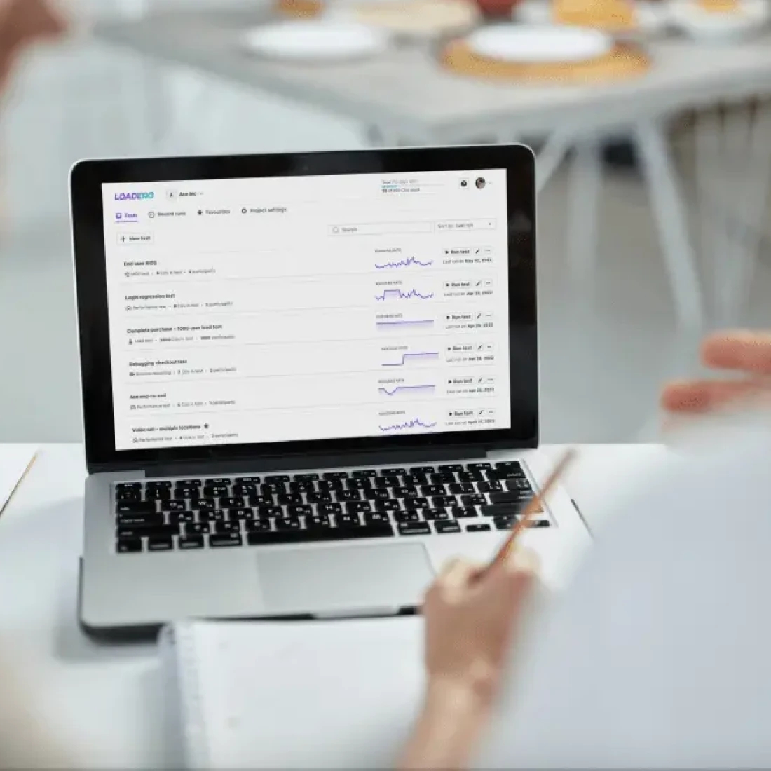 Une personne travaillant sur un ordinateur portable, examinant des données et des graphiques affichés à l'écran.