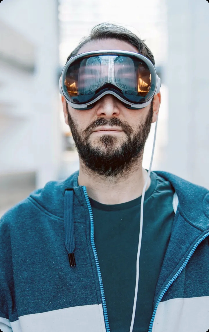 Hombre con barba usando un casco de realidad virtual.