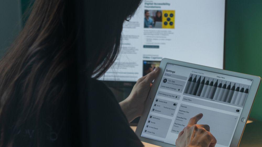 QA engineer performing web accessibility testing